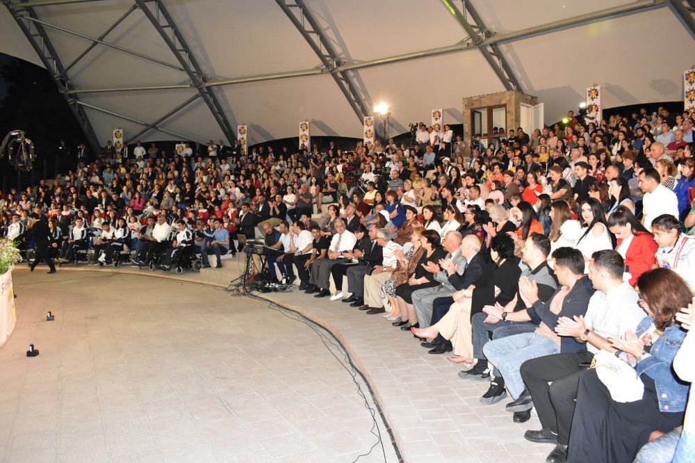 Бывший муж на коленях, но Севиль не верит мольбам о прощении, уверениям в любви – драма в Шеки (ФОТО/ВИДЕО)