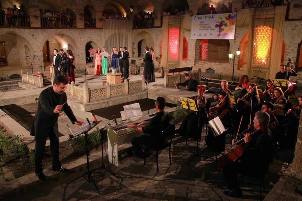 Бывший муж на коленях, но Севиль не верит мольбам о прощении, уверениям в любви – драма в Шеки (ФОТО/ВИДЕО)