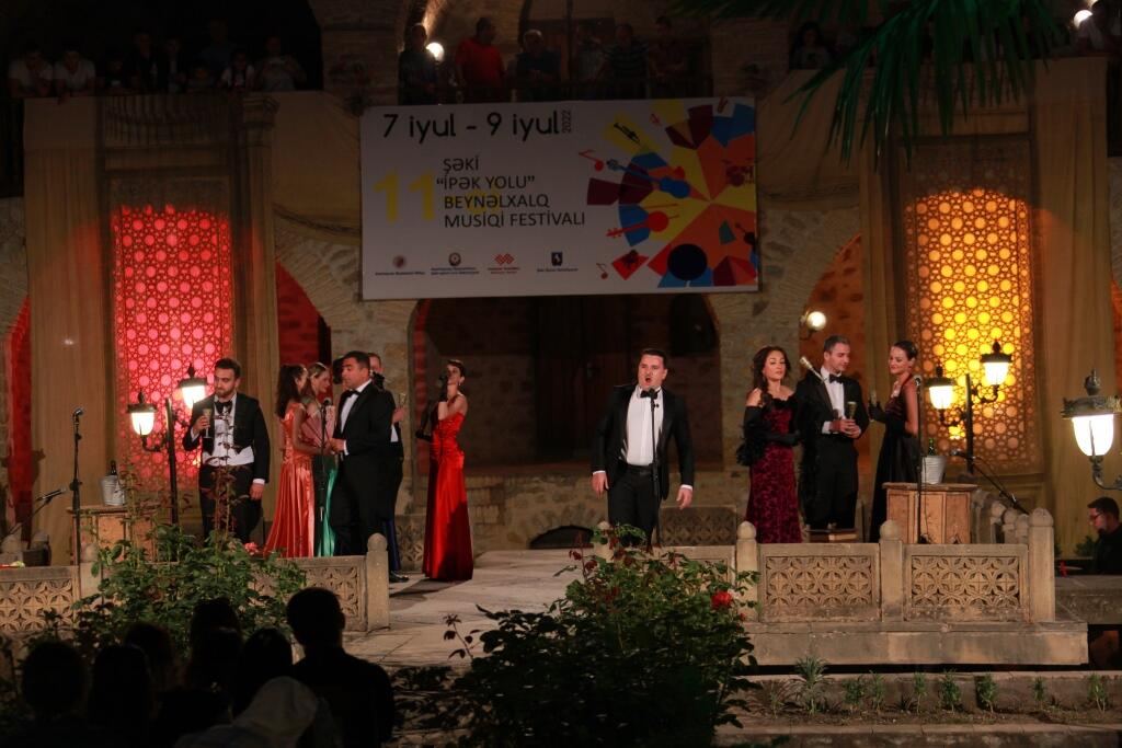 Бывший муж на коленях, но Севиль не верит мольбам о прощении, уверениям в любви – драма в Шеки (ФОТО/ВИДЕО)