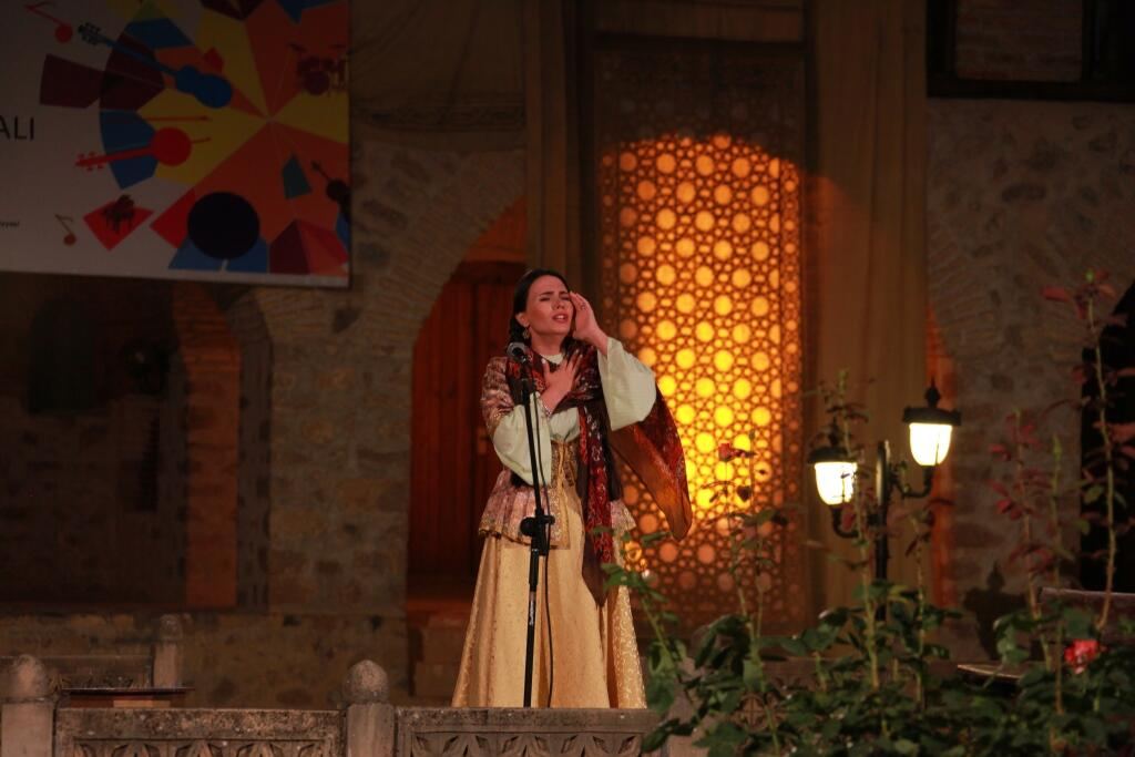 Бывший муж на коленях, но Севиль не верит мольбам о прощении, уверениям в любви – драма в Шеки (ФОТО/ВИДЕО)