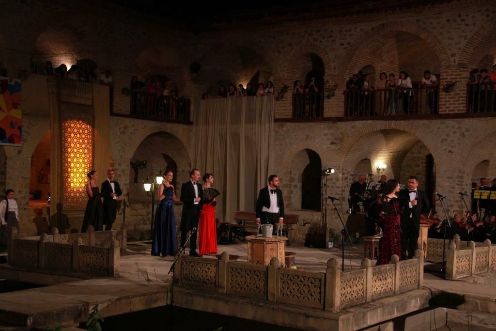 Бывший муж на коленях, но Севиль не верит мольбам о прощении, уверениям в любви – драма в Шеки (ФОТО/ВИДЕО)