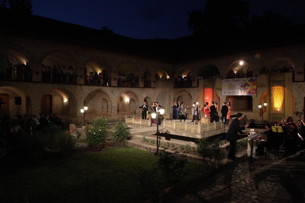 Бывший муж на коленях, но Севиль не верит мольбам о прощении, уверениям в любви – драма в Шеки (ФОТО/ВИДЕО)