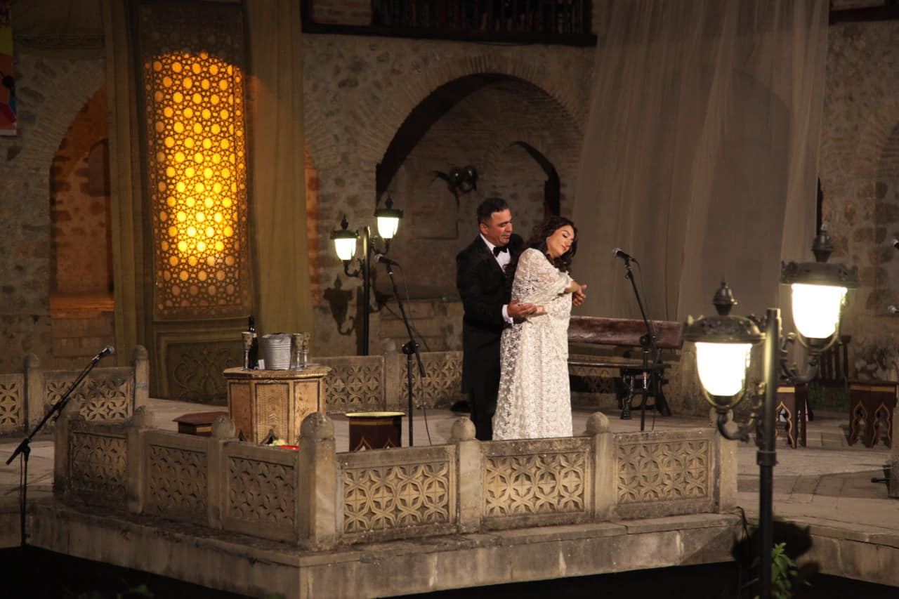 Бывший муж на коленях, но Севиль не верит мольбам о прощении, уверениям в любви – драма в Шеки (ФОТО/ВИДЕО)