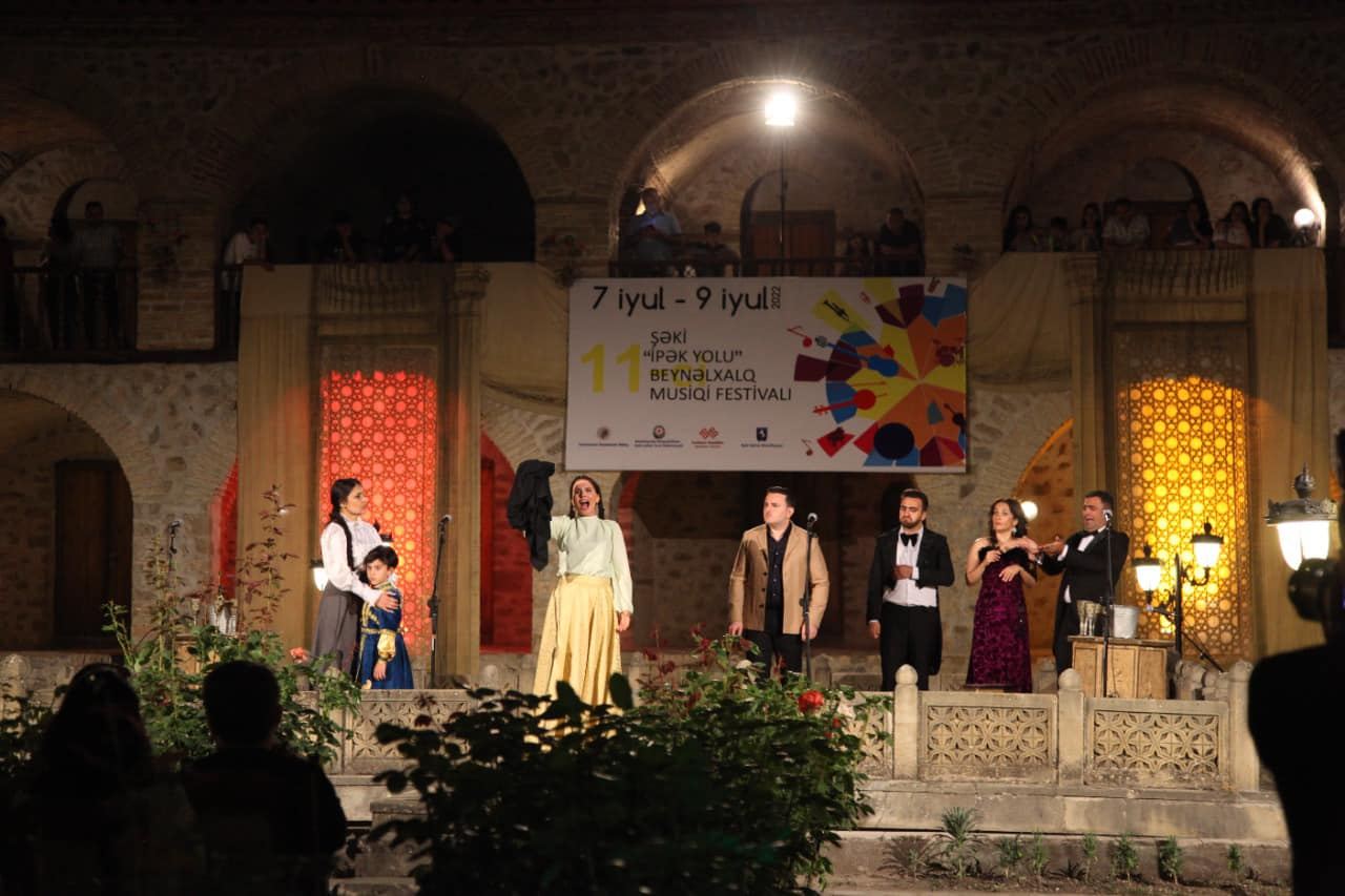 Бывший муж на коленях, но Севиль не верит мольбам о прощении, уверениям в любви – драма в Шеки (ФОТО/ВИДЕО)