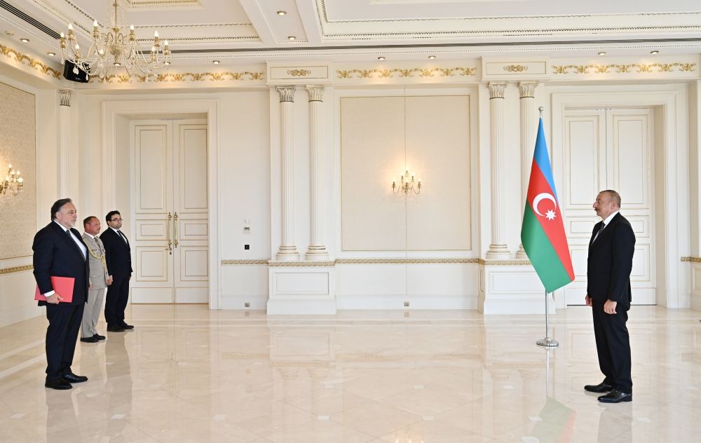 Президент Ильхам Алиев принял верительные грамоты новоназначенного посла Чешской Республики в Азербайджане (ФОТО/ВИДЕО)