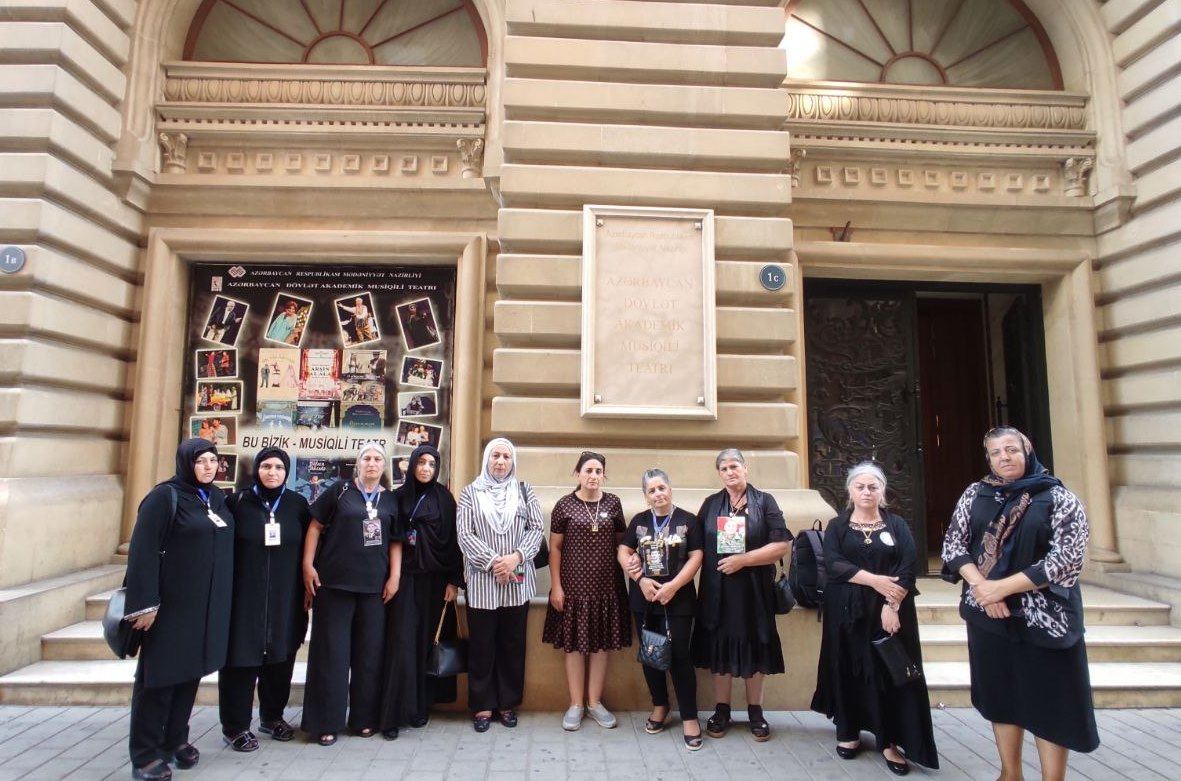 Со слезами на глазах… Для матерей шехидов Карабахской войны показан спектакль "На одном дыхании" (ВИДЕО, ФОТО)