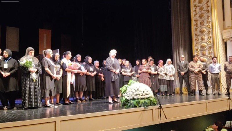 Со слезами на глазах… Для матерей шехидов Карабахской войны показан спектакль "На одном дыхании" (ВИДЕО, ФОТО)