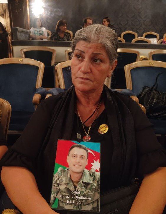 Со слезами на глазах… Для матерей шехидов Карабахской войны показан спектакль "На одном дыхании" (ВИДЕО, ФОТО)