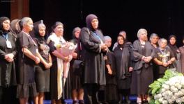 Со слезами на глазах… Для матерей шехидов Карабахской войны показан спектакль "На одном дыхании" (ВИДЕО, ФОТО)