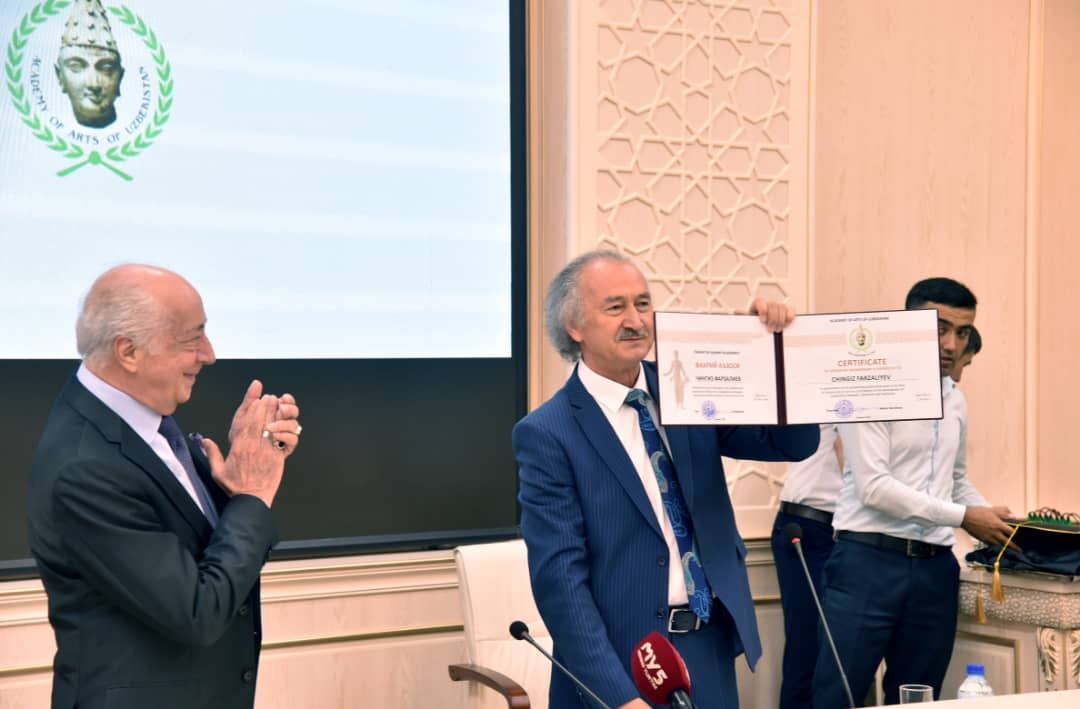 "Узбекский народ - прекрасный, чистейший и честнейший" - Чингиз Фарзалиев на церемонии вручения мантии почетного академика Академии художеств Узбекистана (ФОТО)