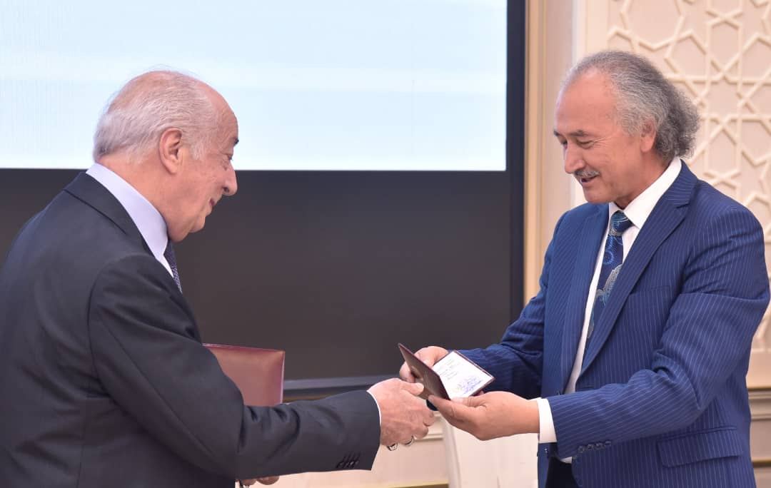 "Узбекский народ - прекрасный, чистейший и честнейший" - Чингиз Фарзалиев на церемонии вручения мантии почетного академика Академии художеств Узбекистана (ФОТО)