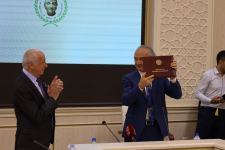 "Узбекский народ - прекрасный, чистейший и честнейший" - Чингиз Фарзалиев на церемонии вручения мантии почетного академика Академии художеств Узбекистана (ФОТО)