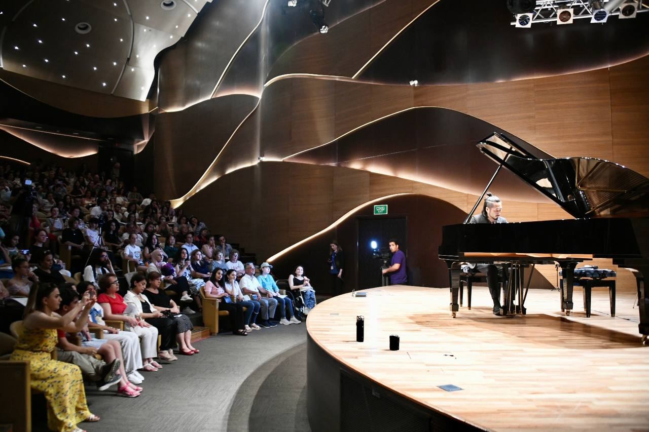 Friendship Year. Всемирно известный музыкант исполнил гимн Азербайджана (ВИДЕО, ФОТО)