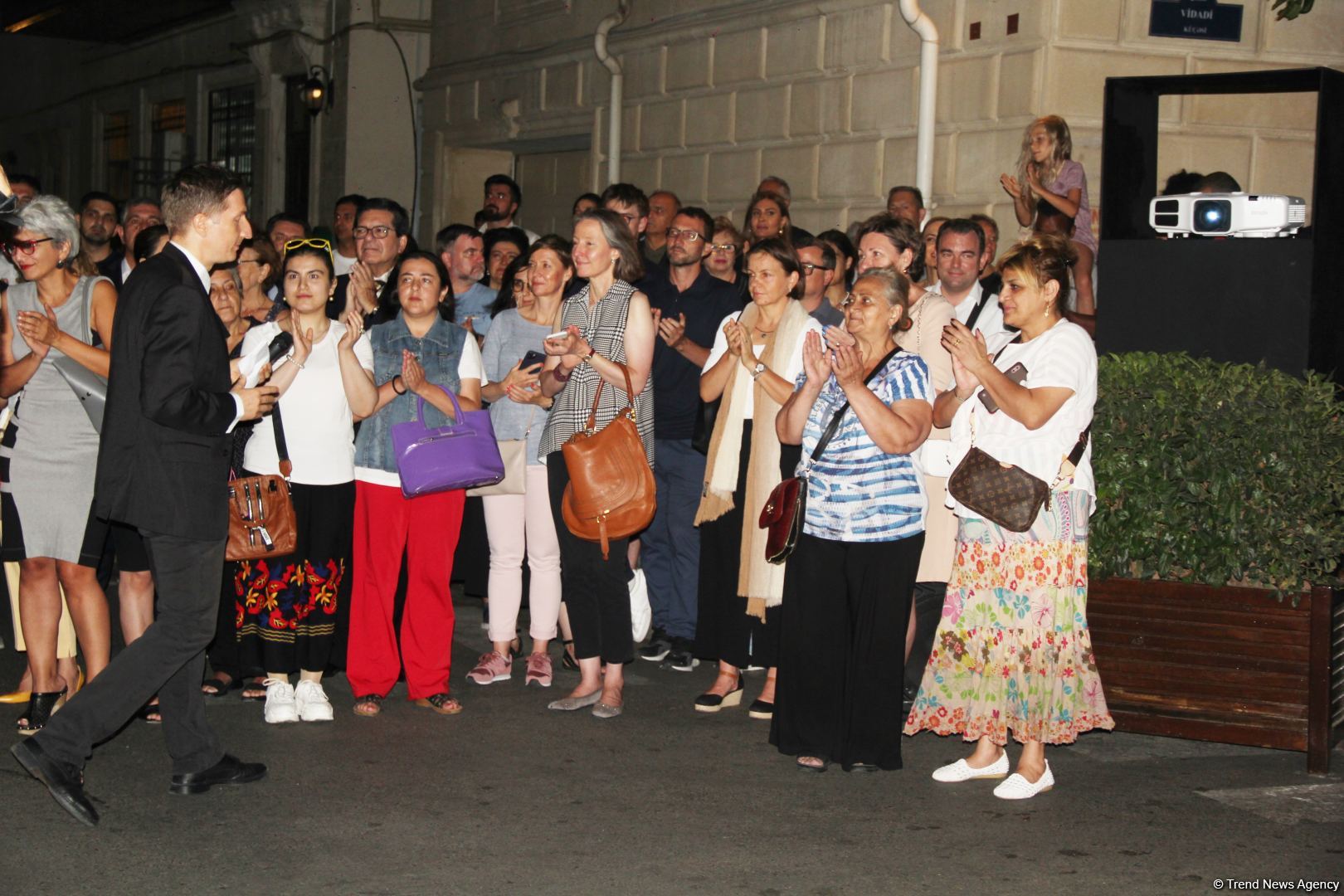 На стенах бакинской бани "Фантазия" представлен удивительный 3D-mapping, реализованный  посольством Германии и QGallery (ФОТО)