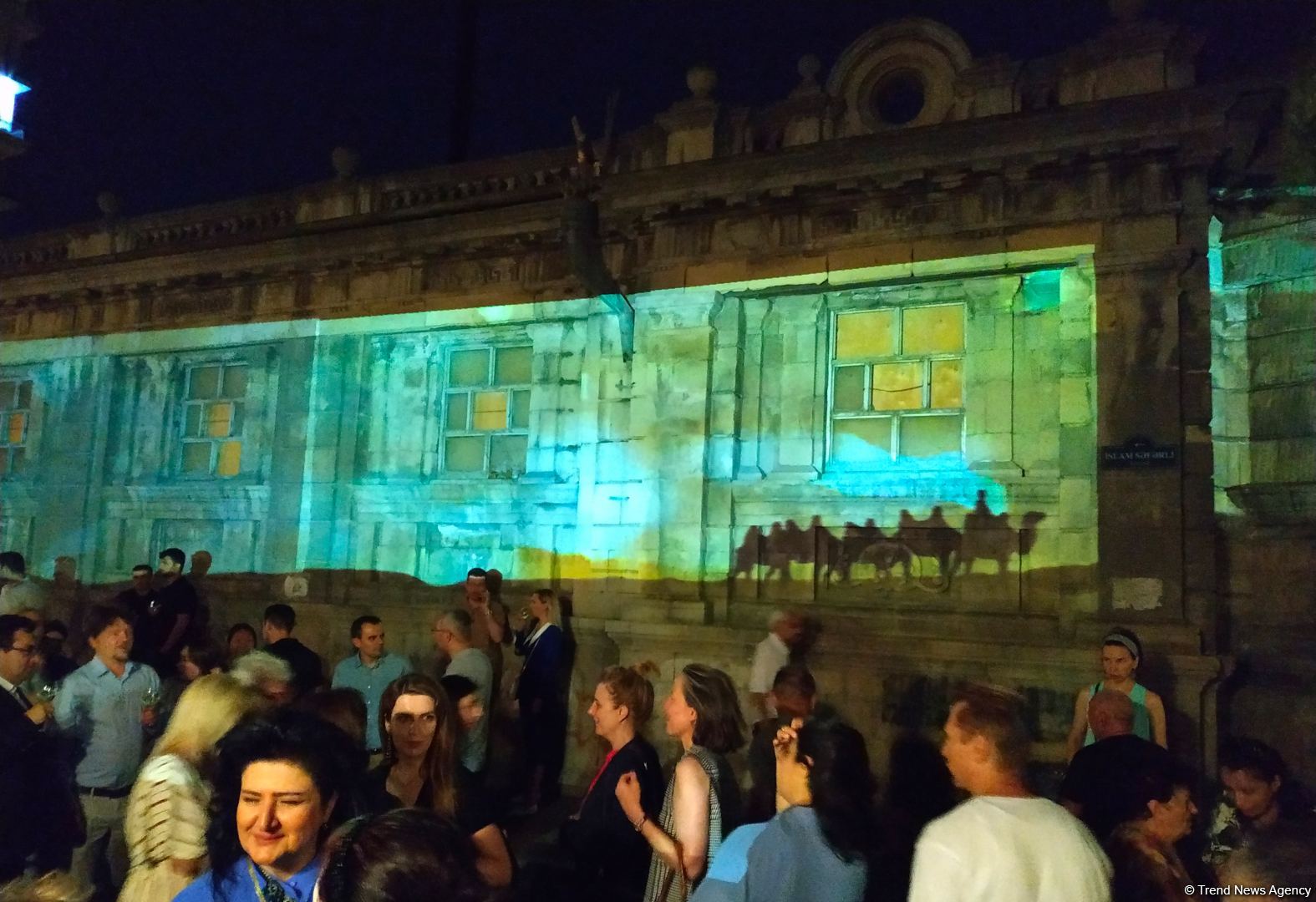 На стенах бакинской бани "Фантазия" представлен удивительный 3D-mapping, реализованный  посольством Германии и QGallery (ФОТО)