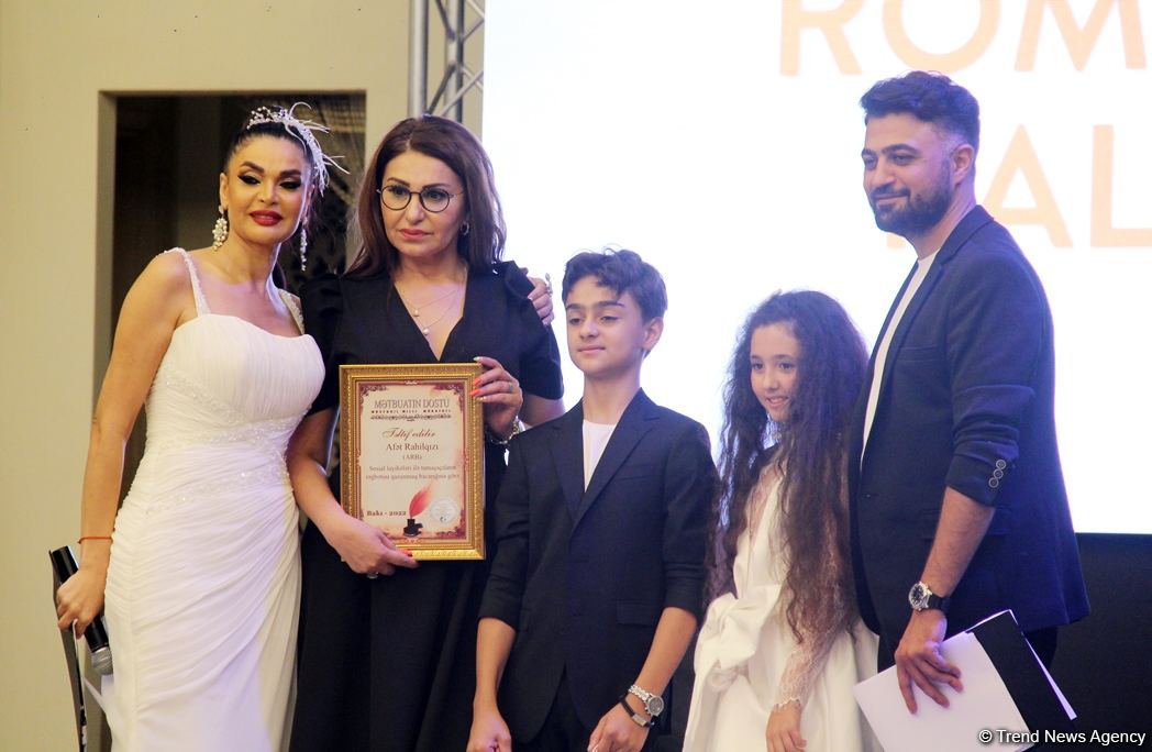 В Баку прошла церемония награждения национальной премией "Mətbuatın dostu 2022" (ФОТО)