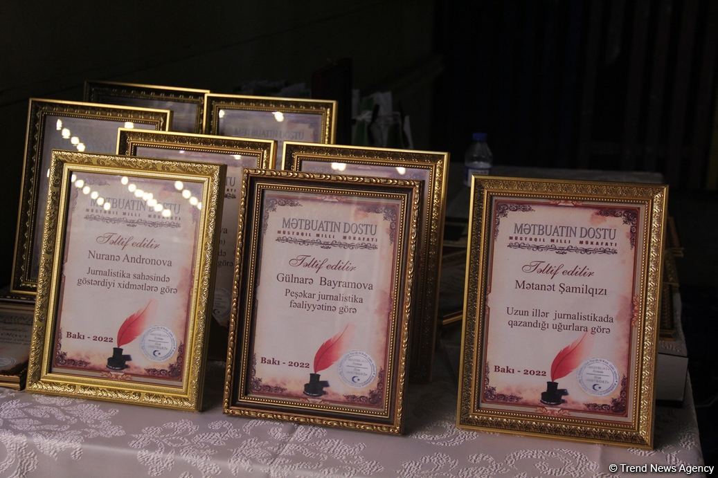 В Баку прошла церемония награждения национальной премией "Mətbuatın dostu 2022" (ФОТО)