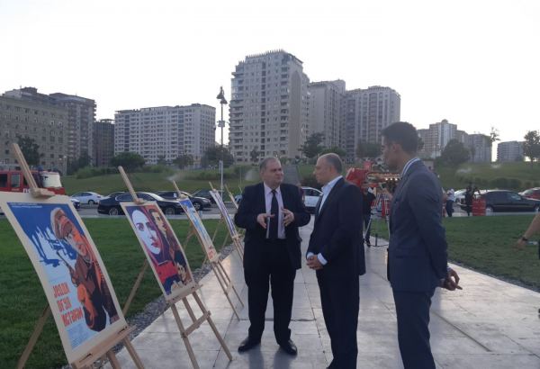 Кинопоказ под открытым небом - в Баку отмечают День национального кино (ФОТО)