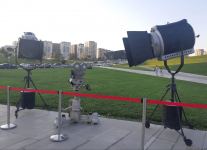 Кинопоказ под открытым небом - в Баку отмечают День национального кино (ФОТО)