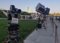 Кинопоказ под открытым небом - в Баку отмечают День национального кино (ФОТО)