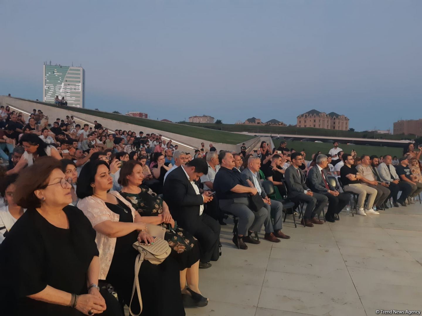 Кинопоказ под открытым небом - в Баку отмечают День национального кино (ФОТО)