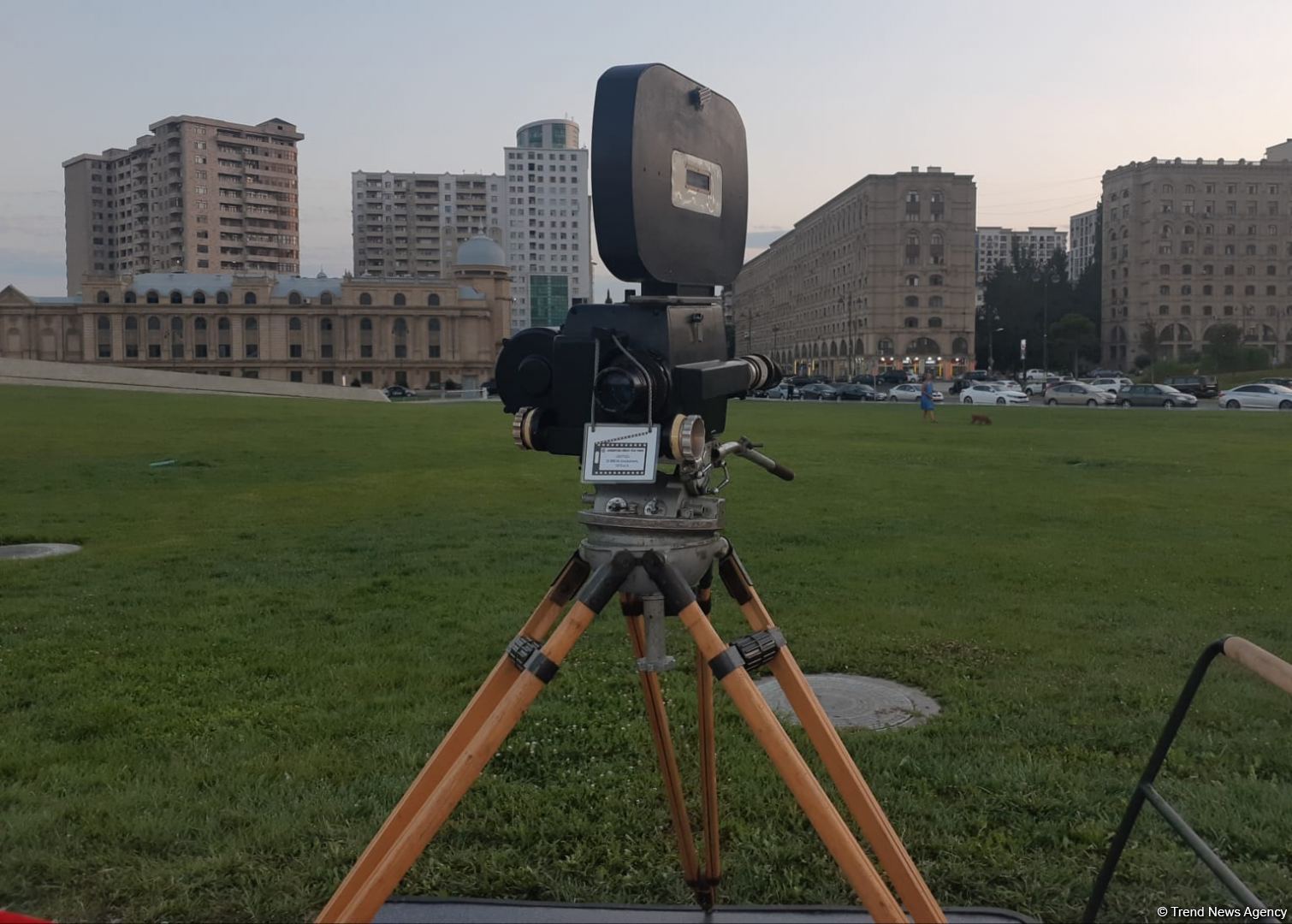 Кинопоказ под открытым небом - в Баку отмечают День национального кино (ФОТО)