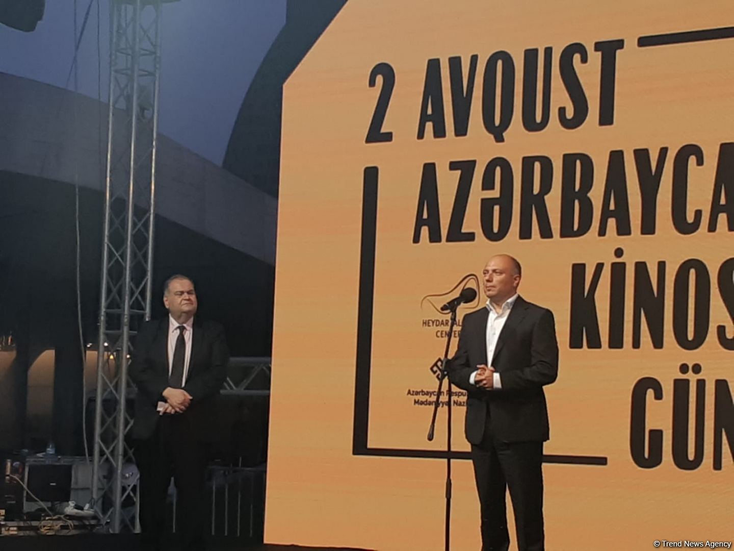 Кинопоказ под открытым небом - в Баку отмечают День национального кино (ФОТО)