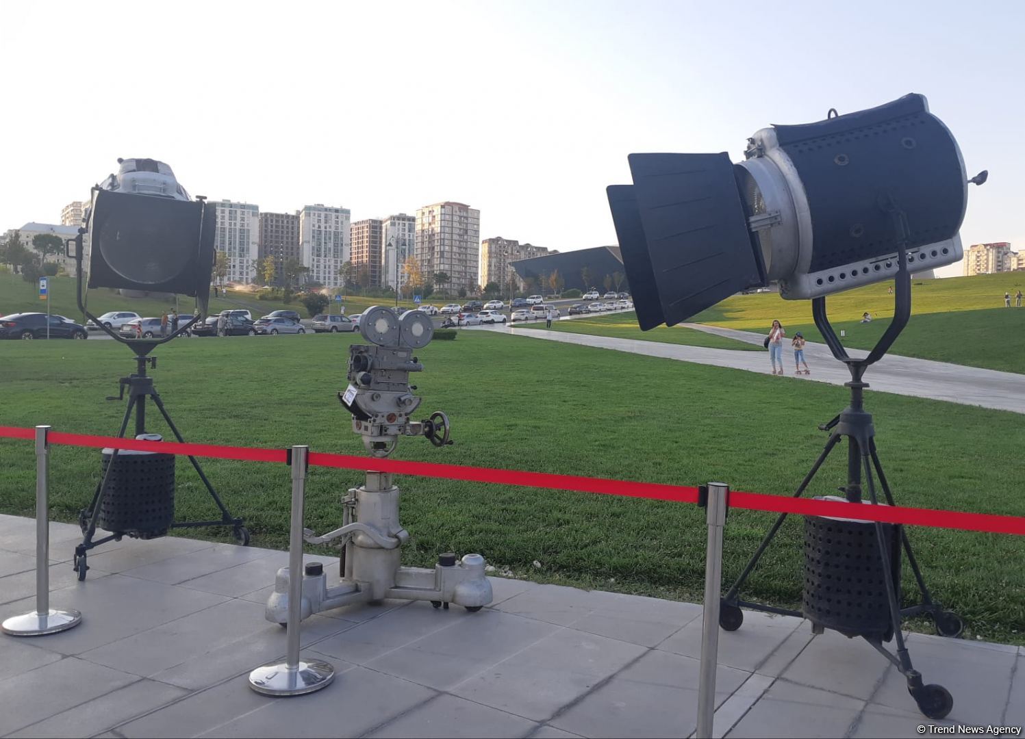 Кинопоказ под открытым небом - в Баку отмечают День национального кино (ФОТО)