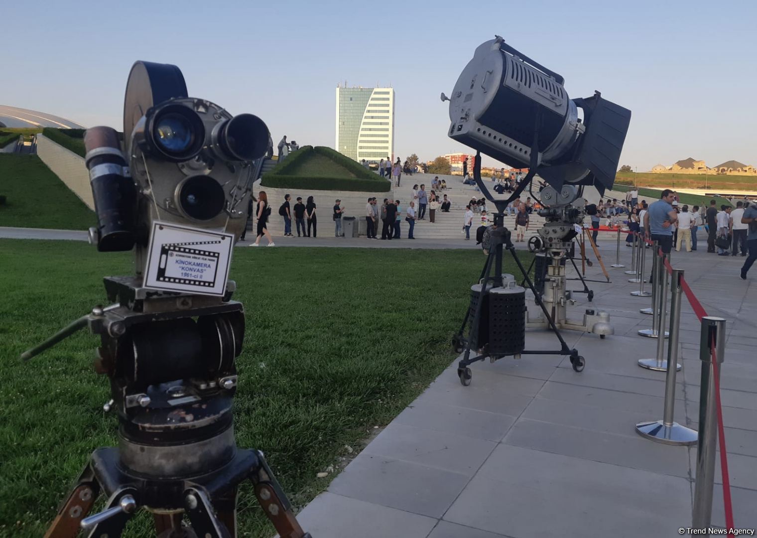 Кинопоказ под открытым небом - в Баку отмечают День национального кино (ФОТО)