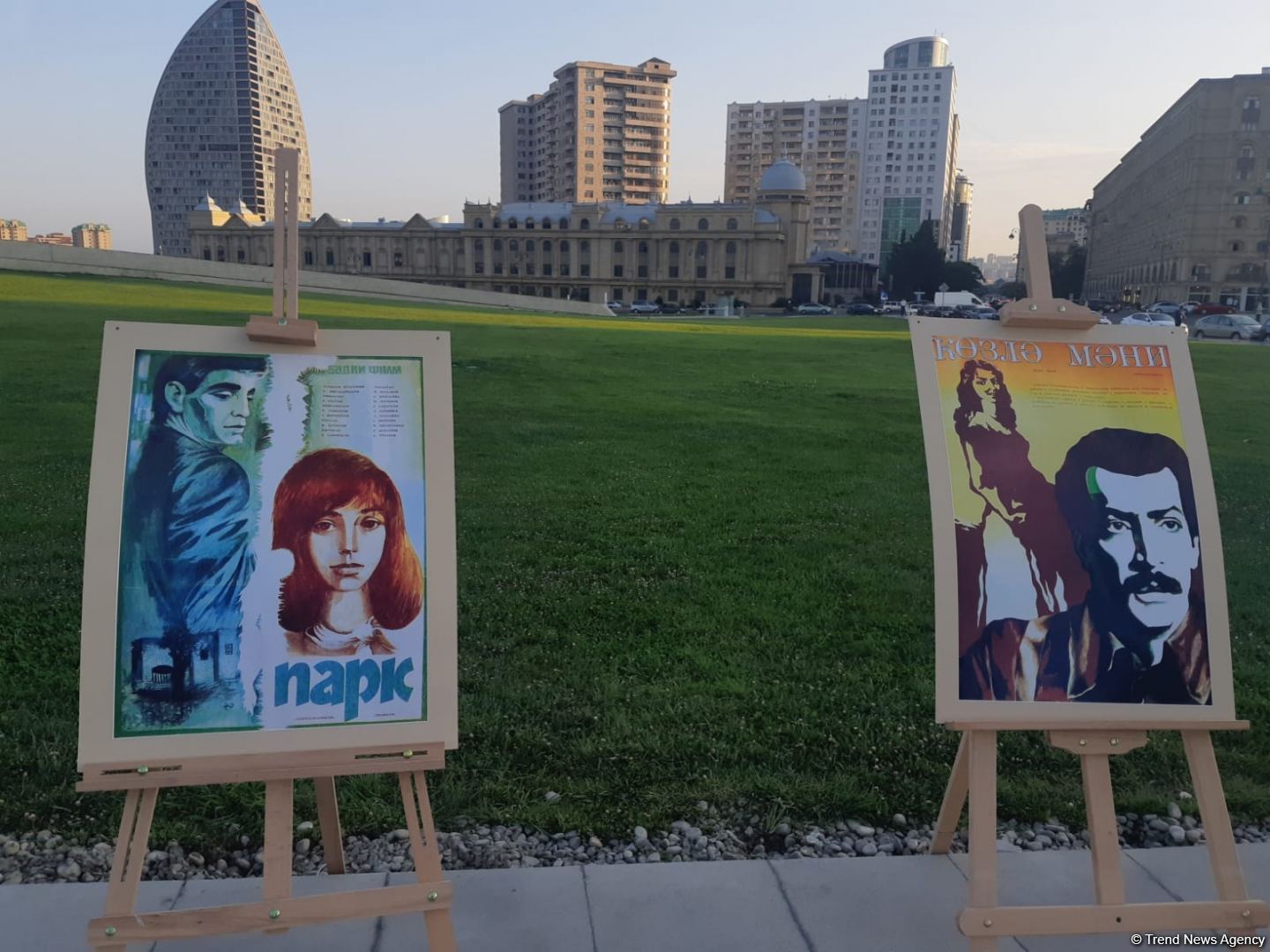 Кинопоказ под открытым небом - в Баку отмечают День национального кино (ФОТО)