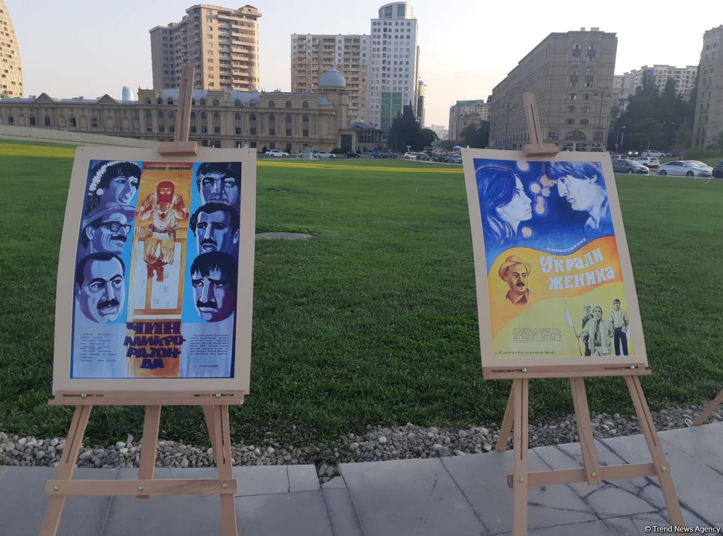 Кинопоказ под открытым небом - в Баку отмечают День национального кино (ФОТО)