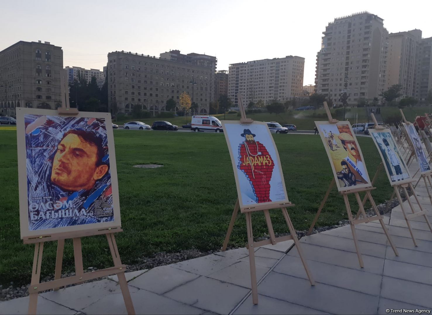 Кинопоказ под открытым небом - в Баку отмечают День национального кино (ФОТО)