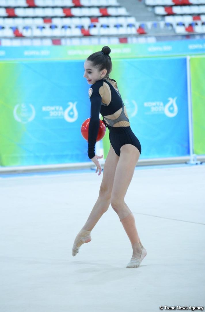 Зохра Агамирова завоевала "бронзу" в упражнении с мячом (ФОТО)