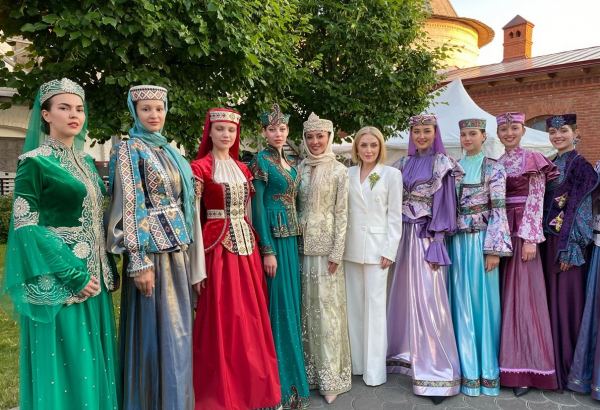 В России с большим успехом представлены коллекции Гюльнары Халиловой "Карабах" и "Харыбюльбюль"  (ФОТО)