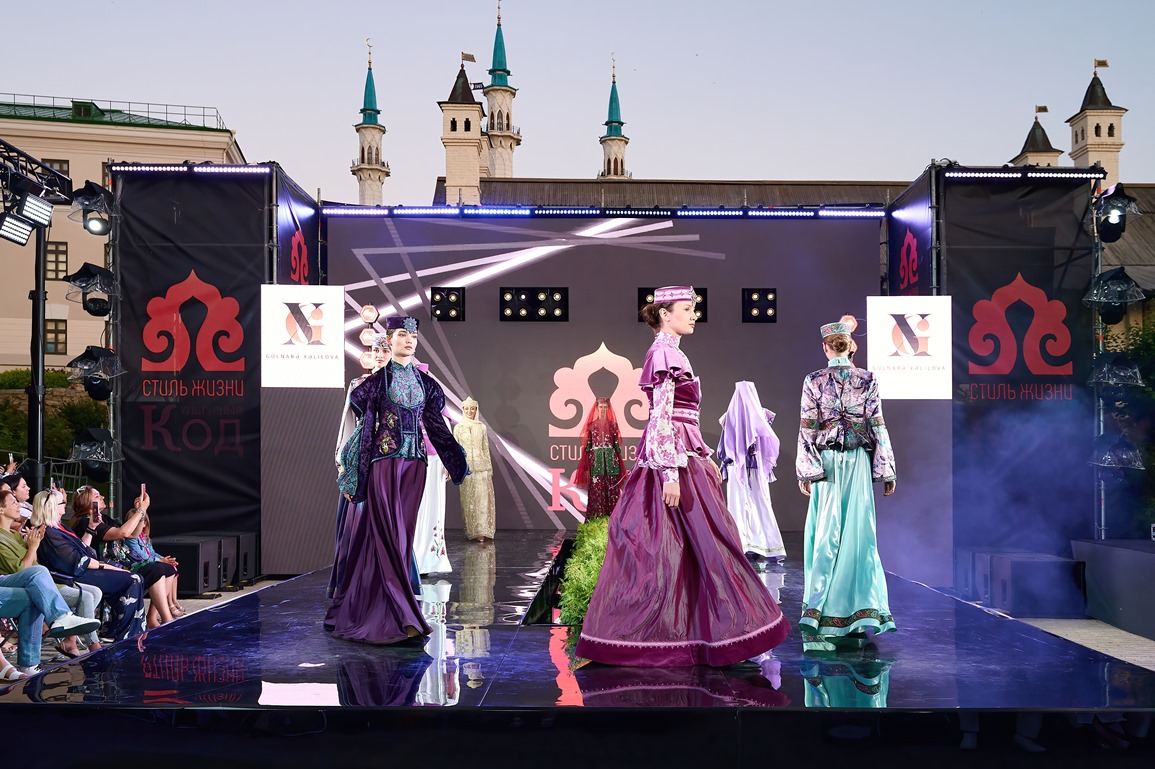 В России с большим успехом представлены коллекции Гюльнары Халиловой "Карабах" и "Харыбюльбюль"  (ФОТО)