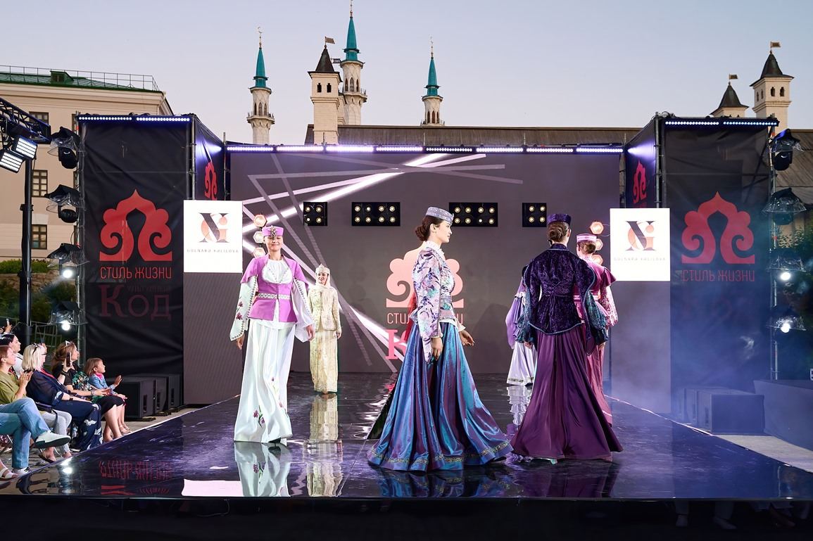 В России с большим успехом представлены коллекции Гюльнары Халиловой "Карабах" и "Харыбюльбюль"  (ФОТО)