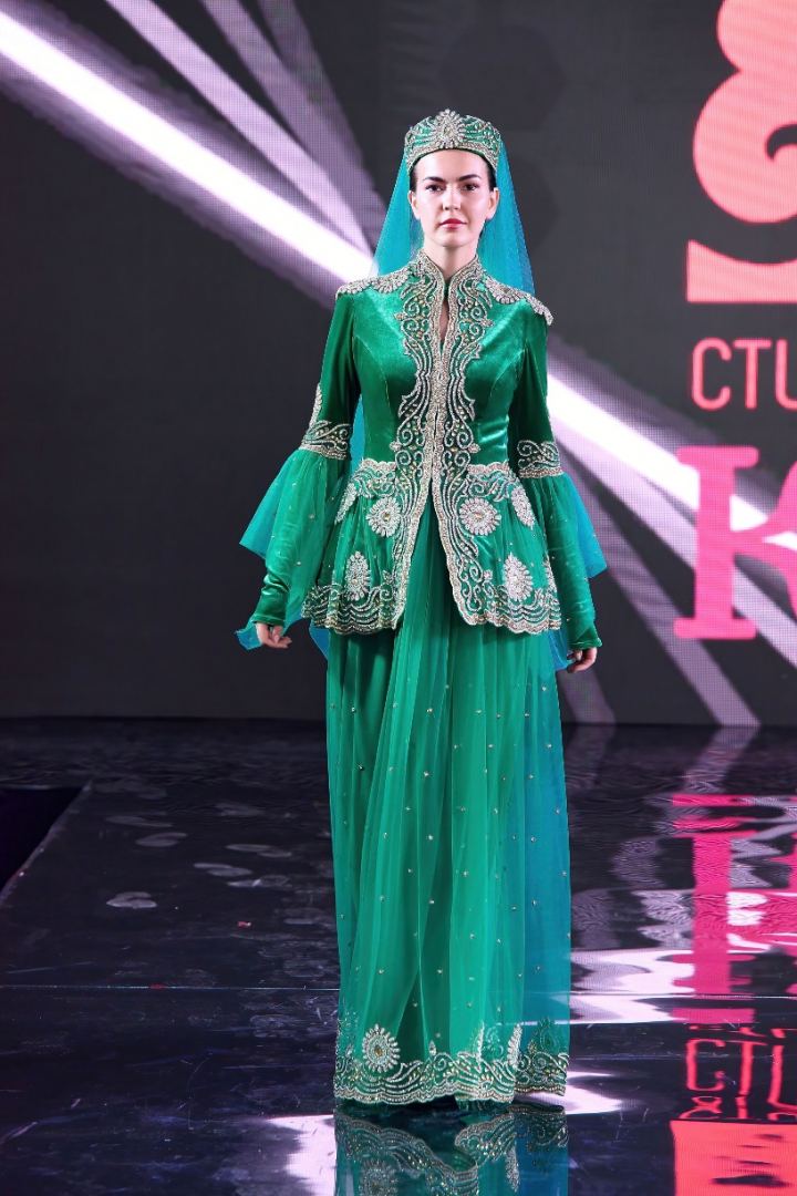 В России с большим успехом представлены коллекции Гюльнары Халиловой "Карабах" и "Харыбюльбюль"  (ФОТО)