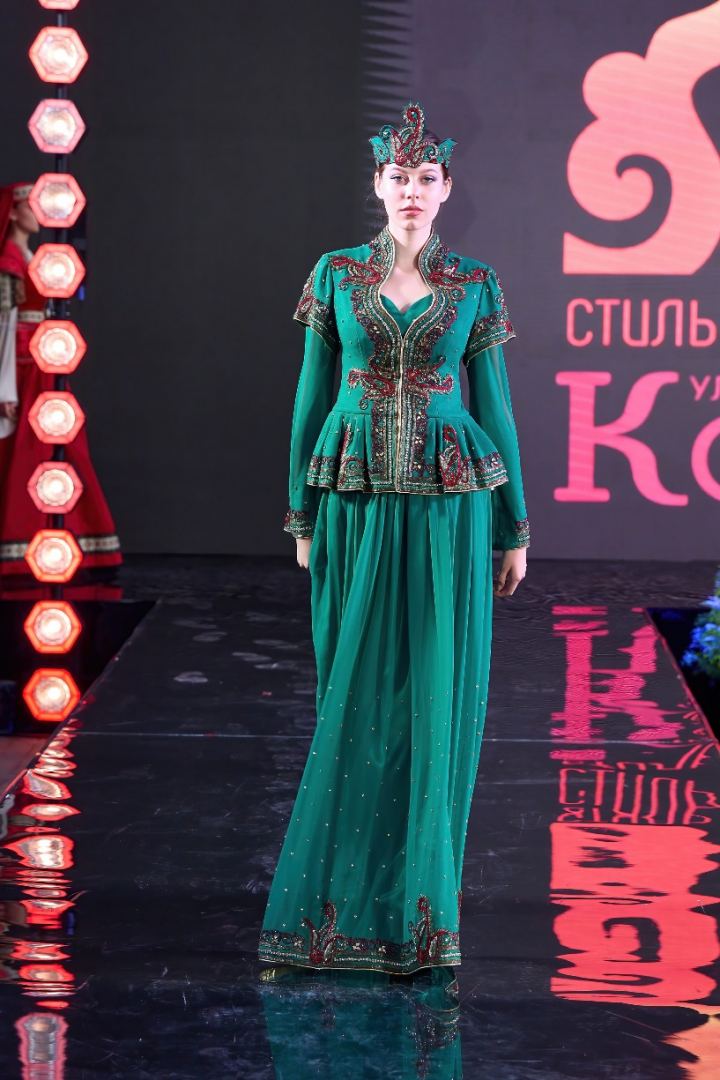 В России с большим успехом представлены коллекции Гюльнары Халиловой "Карабах" и "Харыбюльбюль"  (ФОТО)