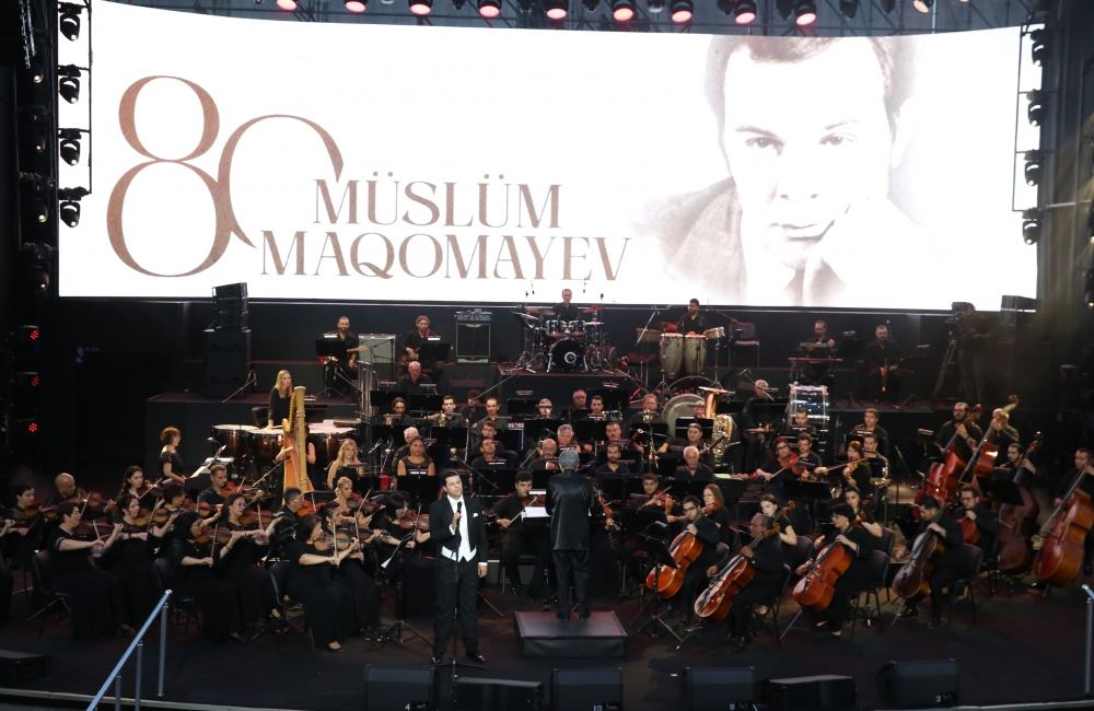Президент Ильхам Алиев и Первая леди Мехрибан Алиева приняли участие в вечере памяти, посвященном 80-летнему юбилею Муслима Магомаева (ФОТО/ВИДЕО)