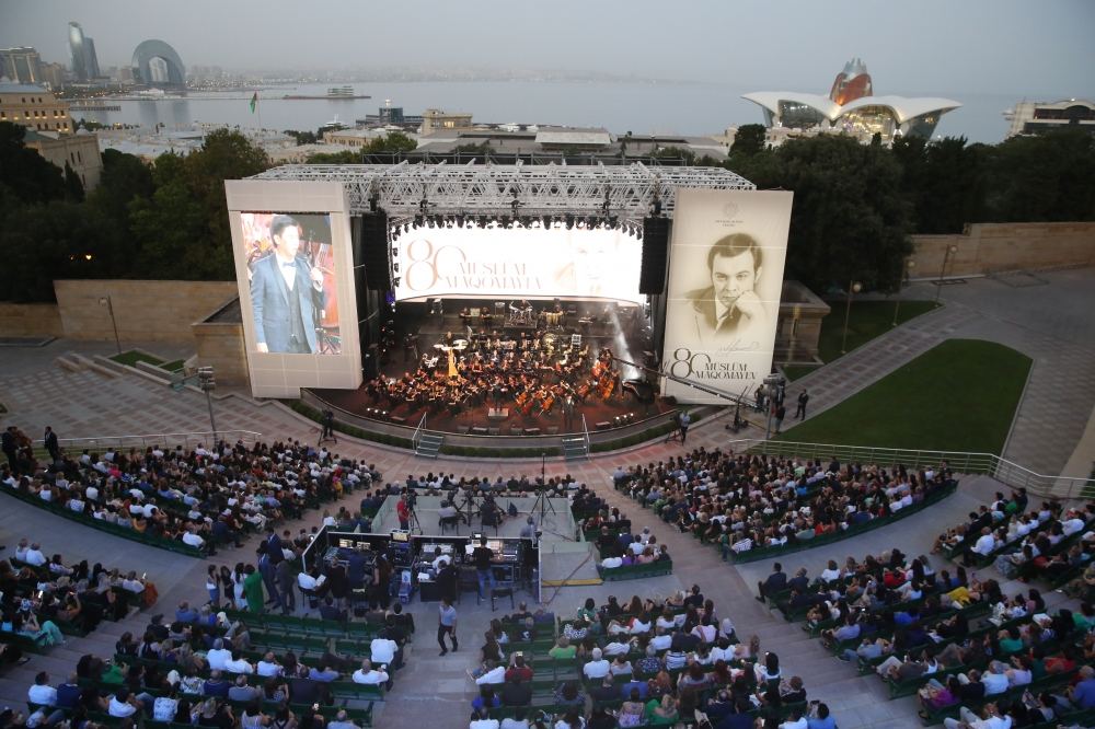 Президент Ильхам Алиев и Первая леди Мехрибан Алиева приняли участие в вечере памяти, посвященном 80-летнему юбилею Муслима Магомаева (ФОТО/ВИДЕО)