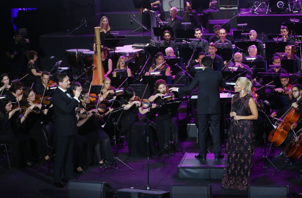 Президент Ильхам Алиев и Первая леди Мехрибан Алиева приняли участие в вечере памяти, посвященном 80-летнему юбилею Муслима Магомаева (ФОТО/ВИДЕО)