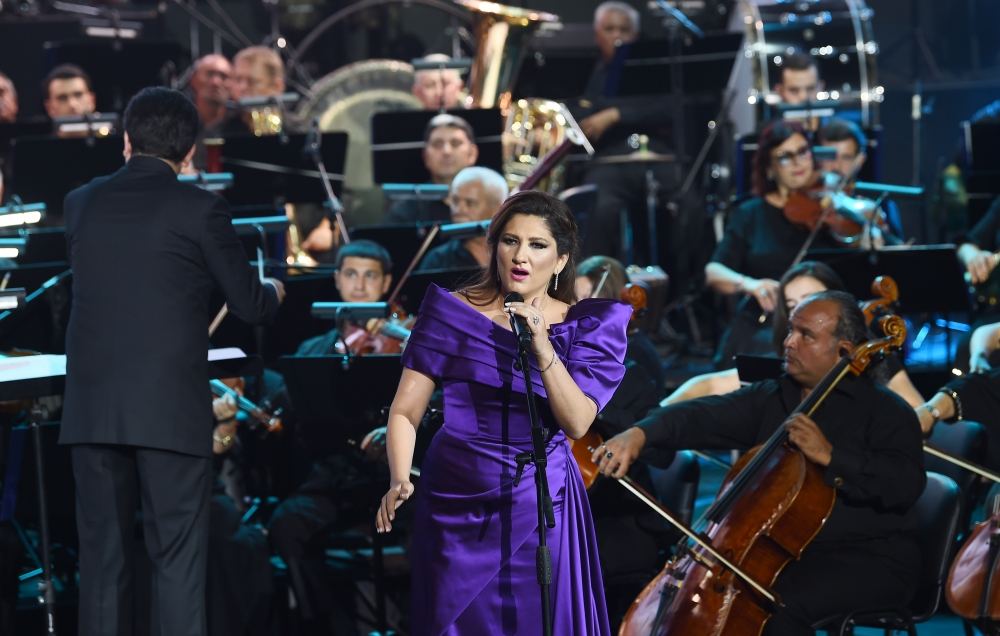 Президент Ильхам Алиев и Первая леди Мехрибан Алиева приняли участие в вечере памяти, посвященном 80-летнему юбилею Муслима Магомаева (ФОТО/ВИДЕО)