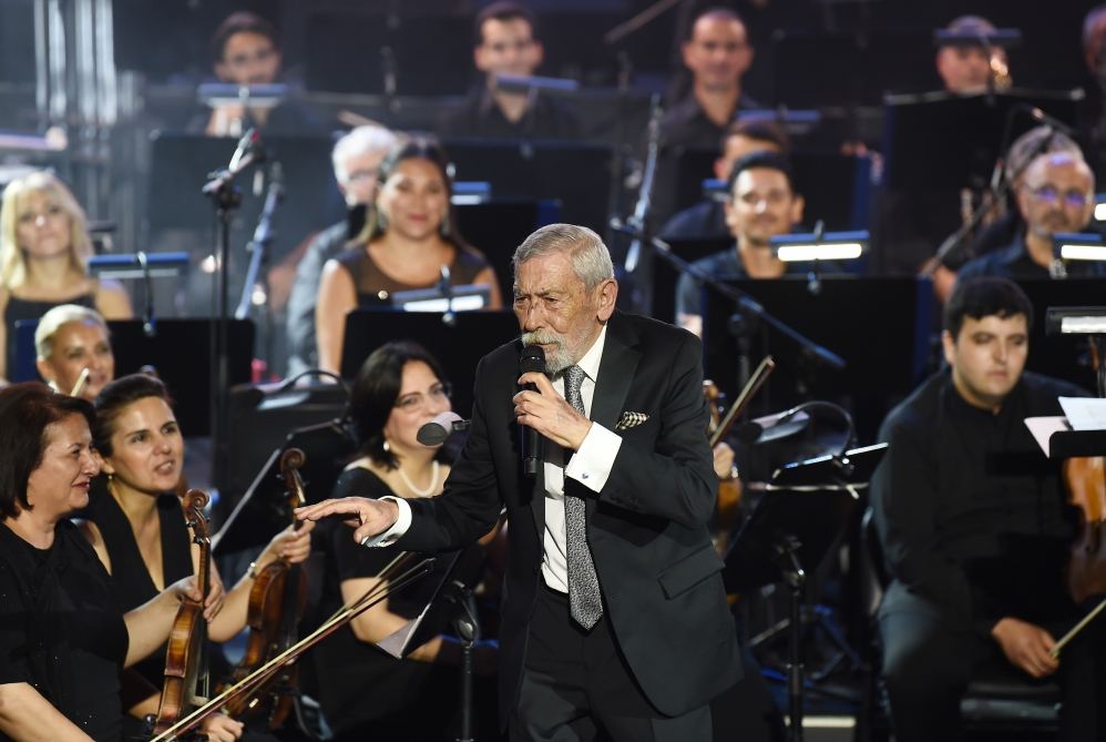 Президент Ильхам Алиев и Первая леди Мехрибан Алиева приняли участие в вечере памяти, посвященном 80-летнему юбилею Муслима Магомаева (ФОТО/ВИДЕО)