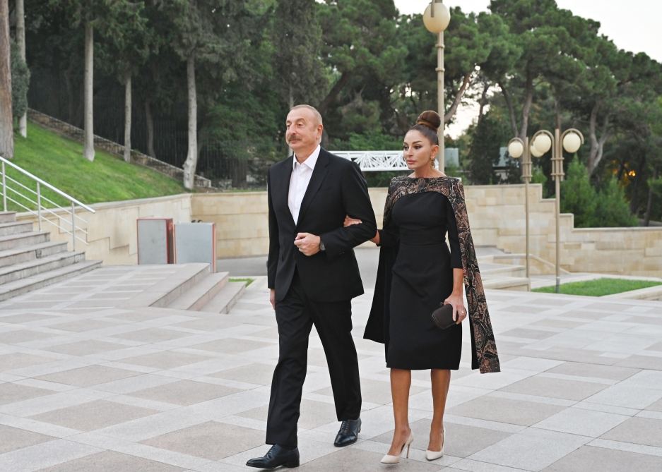 Президент Ильхам Алиев и Первая леди Мехрибан Алиева приняли участие в вечере памяти, посвященном 80-летнему юбилею Муслима Магомаева (ФОТО/ВИДЕО)