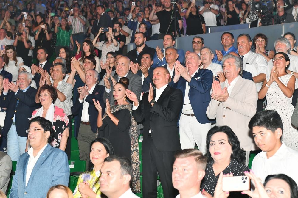 Президент Ильхам Алиев и Первая леди Мехрибан Алиева приняли участие в вечере памяти, посвященном 80-летнему юбилею Муслима Магомаева (ФОТО/ВИДЕО)