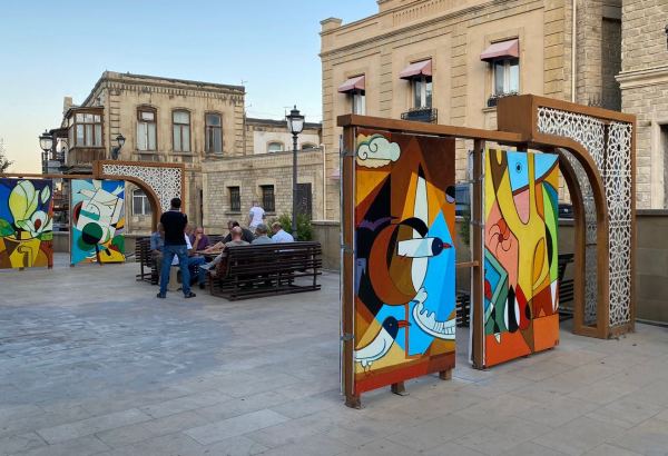 Под открытым небом в Ичери шехер открылась выставка "Яркие цвета лета" (ФОТО)