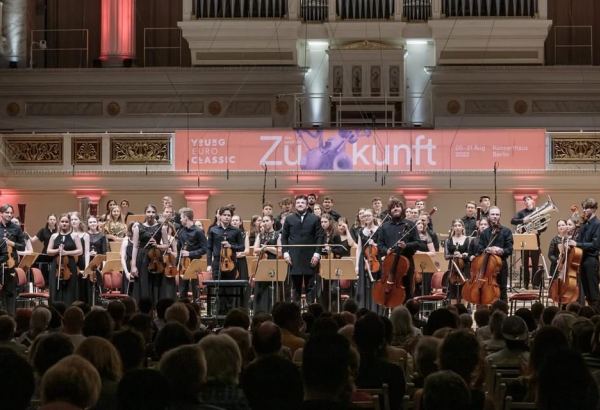 Молодежный симфонический оркестр Польши выступил в Германии под управлением азербайджанского дирижера (ФОТО)