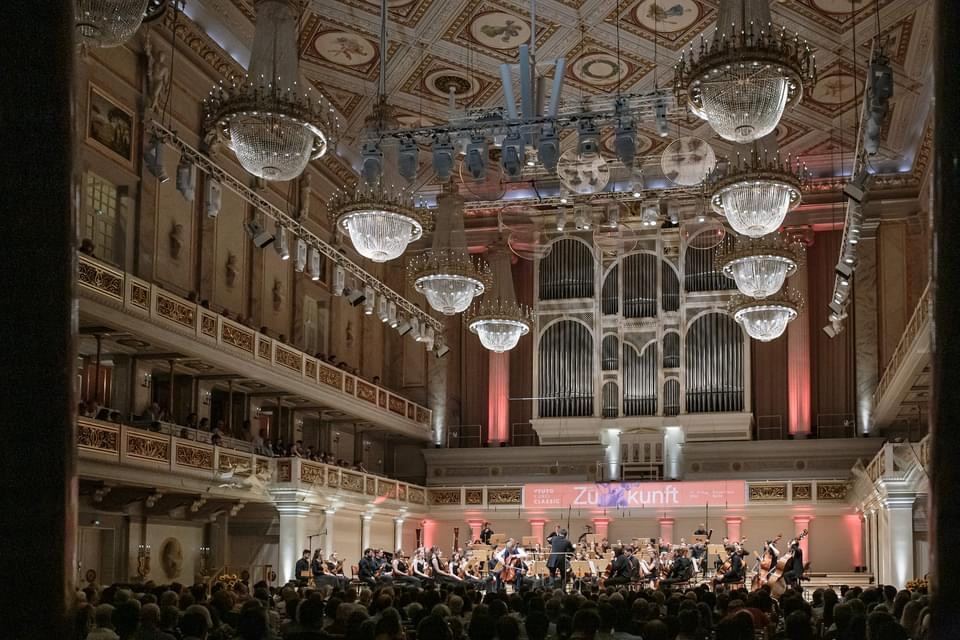 Молодежный симфонический оркестр Польши выступил в Германии под управлением азербайджанского дирижера (ФОТО)