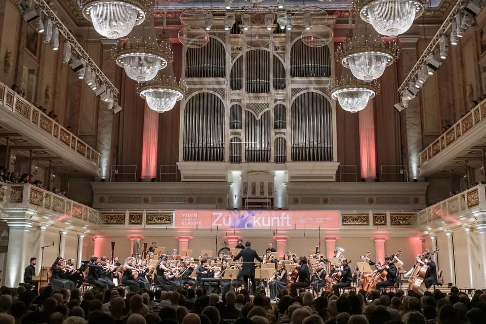 Молодежный симфонический оркестр Польши выступил в Германии под управлением азербайджанского дирижера (ФОТО)