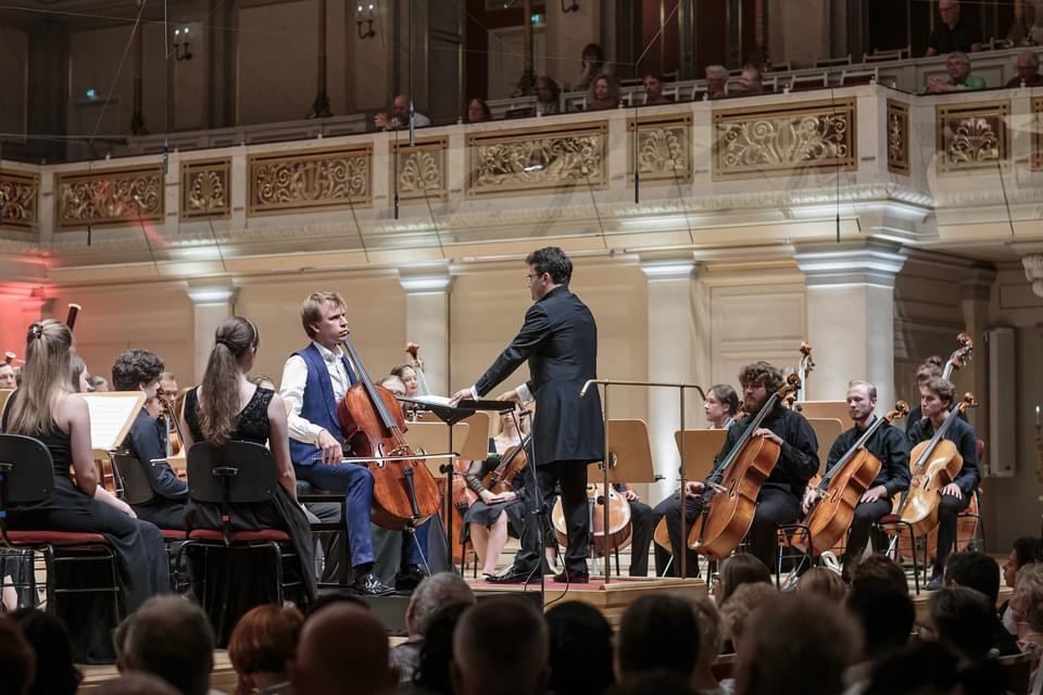 Молодежный симфонический оркестр Польши выступил в Германии под управлением азербайджанского дирижера (ФОТО)